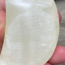 Bild in Galerie-Viewer laden, Lemon Calcite Moon #02