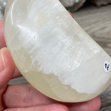 Bild in Galerie-Viewer laden, Lemon Calcite Moon #02