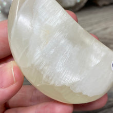 Bild in Galerie-Viewer laden, Lemon Calcite Moon #02