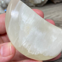 Bild in Galerie-Viewer laden, Lemon Calcite Moon #02