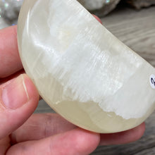 Bild in Galerie-Viewer laden, Lemon Calcite Moon #02
