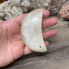 Bild in Galerie-Viewer laden, Lemon Calcite Moon #02