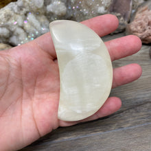 Bild in Galerie-Viewer laden, Lemon Calcite Moon #02