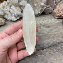 Bild in Galerie-Viewer laden, Lemon Calcite Moon #03
