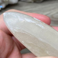 Bild in Galerie-Viewer laden, Lemon Calcite Moon #03