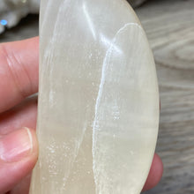 Bild in Galerie-Viewer laden, Lemon Calcite Moon #03