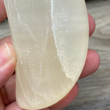 Bild in Galerie-Viewer laden, Lemon Calcite Moon #03