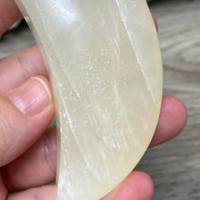 Bild in Galerie-Viewer laden, Lemon Calcite Moon #03