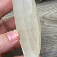 Bild in Galerie-Viewer laden, Lemon Calcite Moon #03