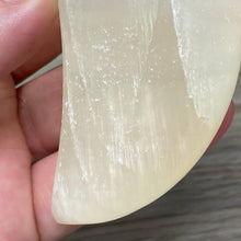 Bild in Galerie-Viewer laden, Lemon Calcite Moon #03