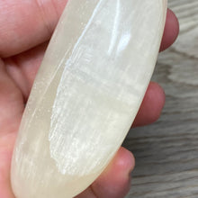 Bild in Galerie-Viewer laden, Lemon Calcite Moon #03