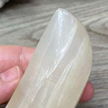 Bild in Galerie-Viewer laden, Lemon Calcite Moon #03