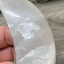 Bild in Galerie-Viewer laden, Lemon Calcite Moon #04