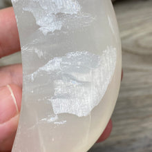 Bild in Galerie-Viewer laden, Lemon Calcite Moon #04