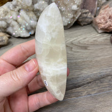 Bild in Galerie-Viewer laden, Lemon Calcite Moon #05