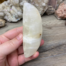 Bild in Galerie-Viewer laden, Lemon Calcite Moon #05