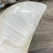 Bild in Galerie-Viewer laden, Lemon Calcite Moon #05