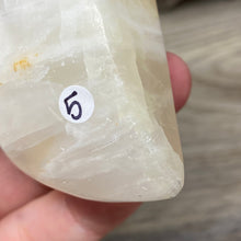 Bild in Galerie-Viewer laden, Lemon Calcite Moon #05