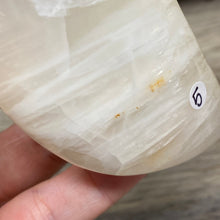 Bild in Galerie-Viewer laden, Lemon Calcite Moon #05