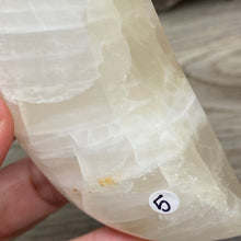 Bild in Galerie-Viewer laden, Lemon Calcite Moon #05