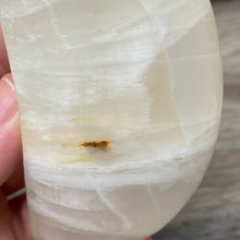 Bild in Galerie-Viewer laden, Lemon Calcite Moon #05