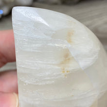 Bild in Galerie-Viewer laden, Lemon Calcite Moon #05