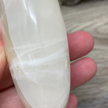 Bild in Galerie-Viewer laden, Lemon Calcite Moon #05
