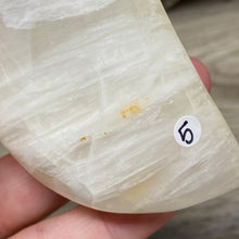Bild in Galerie-Viewer laden, Lemon Calcite Moon #05