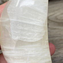 Bild in Galerie-Viewer laden, Lemon Calcite Moon #05