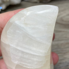 Bild in Galerie-Viewer laden, Lemon Calcite Moon #05