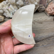 Bild in Galerie-Viewer laden, Lemon Calcite Moon #06