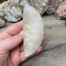 Bild in Galerie-Viewer laden, Lemon Calcite Moon #06