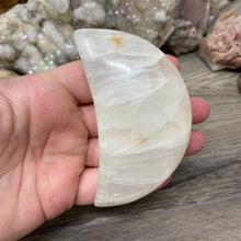 Bild in Galerie-Viewer laden, Lemon Calcite Moon #06