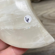 Bild in Galerie-Viewer laden, Lemon Calcite Moon #06
