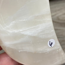 Bild in Galerie-Viewer laden, Lemon Calcite Moon #06