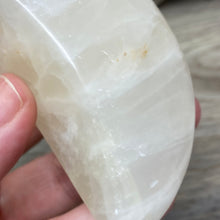 Bild in Galerie-Viewer laden, Lemon Calcite Moon #06