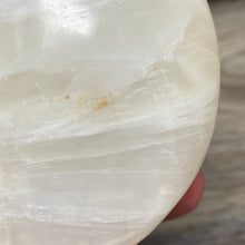 Bild in Galerie-Viewer laden, Lemon Calcite Moon #06