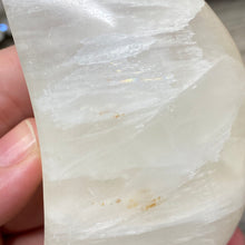 Bild in Galerie-Viewer laden, Lemon Calcite Moon #06