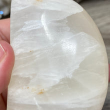 Bild in Galerie-Viewer laden, Lemon Calcite Moon #06