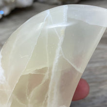 将图像加载到图库查看器中,Lemon Calcite Moon #07