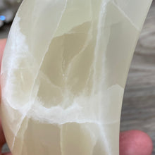 将图像加载到图库查看器中,Lemon Calcite Moon #07