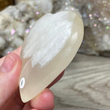 Bild in Galerie-Viewer laden, Lemon Calcite Heart Palm Stone #01