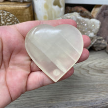 Bild in Galerie-Viewer laden, Lemon Calcite Heart Palm Stone #01
