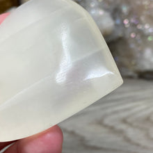 Bild in Galerie-Viewer laden, Lemon Calcite Heart Palm Stone #01