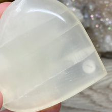 Bild in Galerie-Viewer laden, Lemon Calcite Heart Palm Stone #01