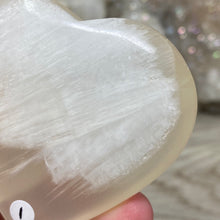 Bild in Galerie-Viewer laden, Lemon Calcite Heart Palm Stone #01