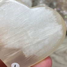 Bild in Galerie-Viewer laden, Lemon Calcite Heart Palm Stone #01