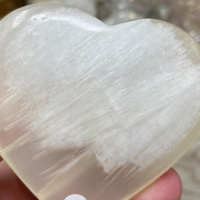 Bild in Galerie-Viewer laden, Lemon Calcite Heart Palm Stone #01