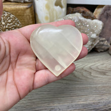 Bild in Galerie-Viewer laden, Lemon Calcite Heart Palm Stone #01