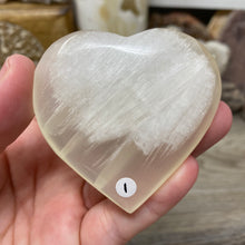 Bild in Galerie-Viewer laden, Lemon Calcite Heart Palm Stone #01